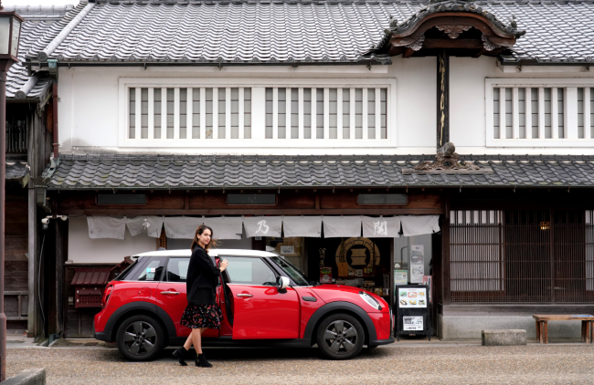 餅街道を背景に、イタリア出身のモデル『ジュンティーニ・キアラ』さんと、カリテコのMINI COOPER