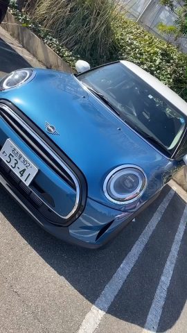 駐車場に停められたMINI COOPER