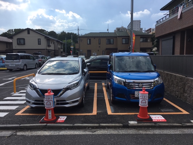 NISSANノートe-power（シルバー）とSUZUKIソリオ(青色)